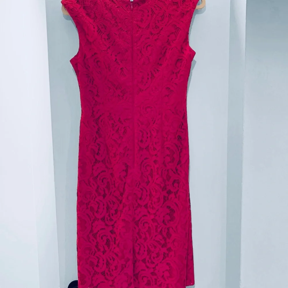 Adrianna Papell Fuchsia Lace V-neck Cap Sleeve Desk